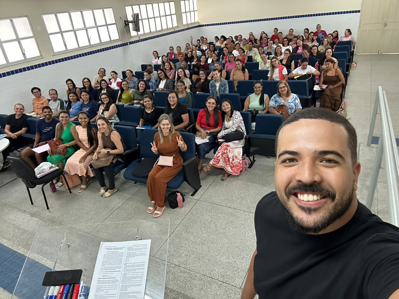Professor Leonardo Andrade com turma de alunos em aulão presencial