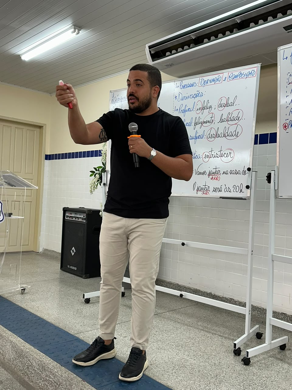 Professor Leonardo Andrade ensinando português em sala de aula