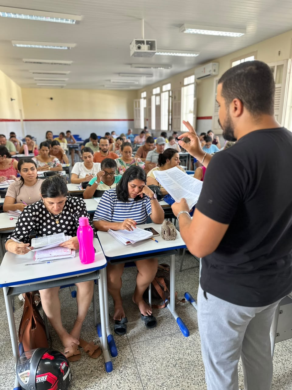 Professor Leonardo Andrade orientando alunos durante resolução de questões